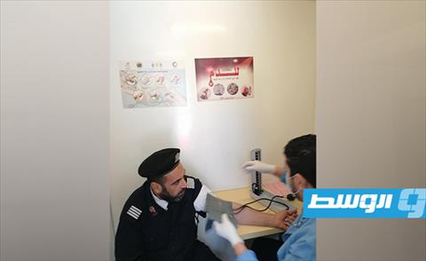 أحد منتسبي مديرية أمن طرابلس يشارك في حملة التبرع بالدم