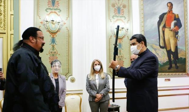 ستيفن سيغال يقدم سيف ساموراي إلى الرئيس الفنزويلي مادورو