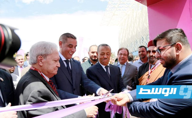 القطراني رفقة عدد من الوزراء والمسؤولين في حفل افتتاح صالة الركاب الجديدة بمطار بنينا في بنغازي. (المكتب الإعلامي للحكومة)