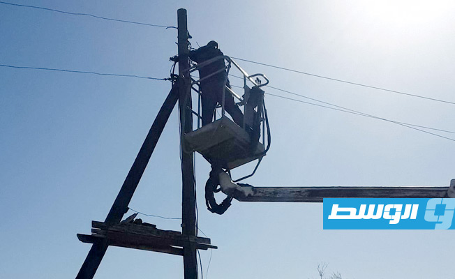 صيانة خطوط كهرباء تضررت من الطقس السيئ في صبراتة، 2 ديسمبر 2022. (شركة الكهرباء)