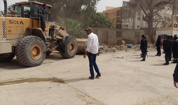 «البحث الجنائي» يزيل المباني العشوائية داخل الجامعة المفتوحة ببنغازي