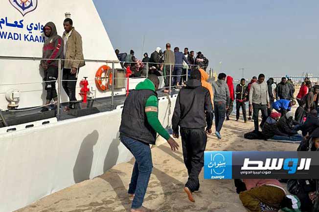 جانب من إنقاذ مهاجرين غير شرعيين شمال منطقة القره بوللي، الخميس 28 مارس 2024 (وزارة الداخلية)