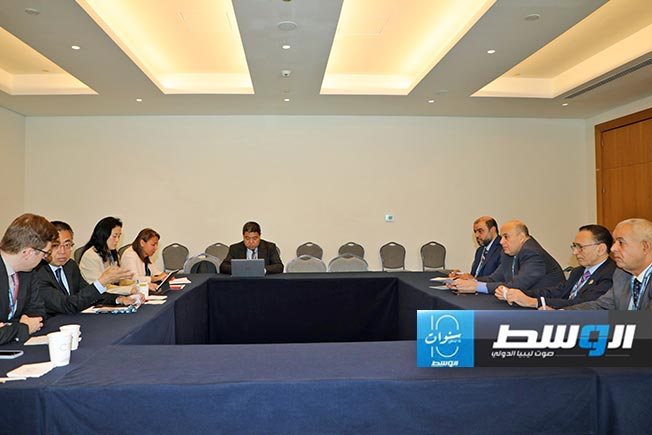 وزير الاقتصاد والتجارة محمد الحويج يلتقي نائب المدير العام لمنظمة التجارة العالمية في أبوظبي، الخميس 29 فبراير 2024 (صفحة الوزارة على فيسبوك)