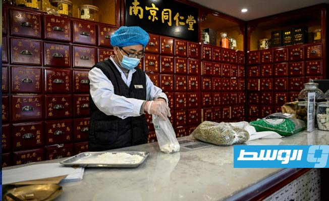 الصينيون يفضلون الطب التقليدي في مواجهة «كورونا»