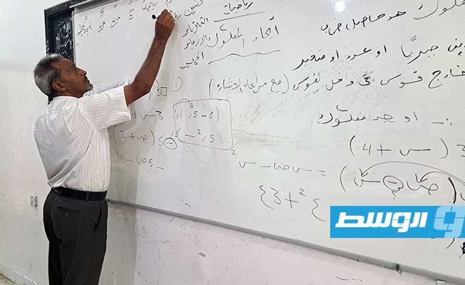 مدرس يشرح للتلاميذ في مدرسة بإحدى بلديات شرق ليبيا، 1 أكتوبر 2023. (وزارة التربية والتعليم)