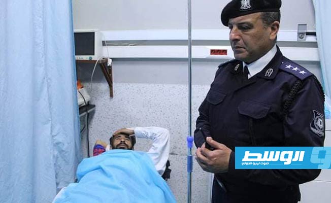 العميد نوري الدعيكي خلال زيارته للشرطي المصاب، 2 أبريل 2020. (مديرية أمن طرابلس).