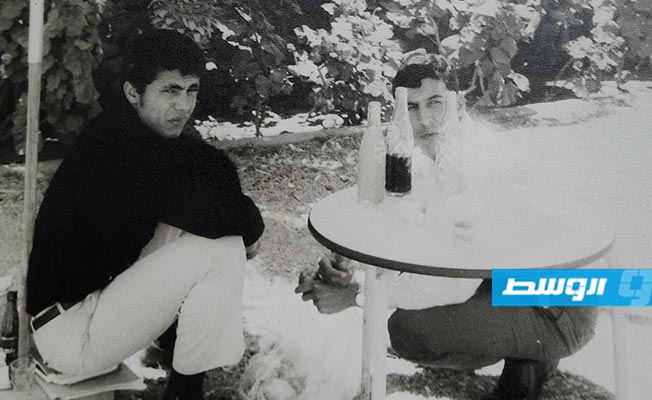 عبدالمجيد الدرسي ومحمد عقيلة العمامي استراحة بساحة كلية الاداب 1970
