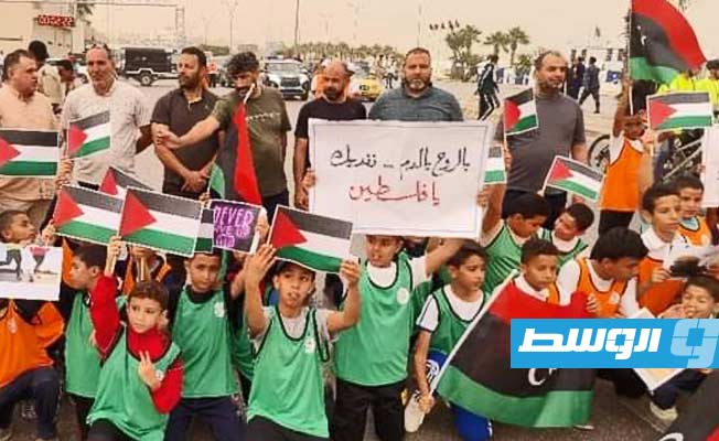 أطفال ليبيين يحملون لافتات الدعم لقطاع غزة (فيسبوك)