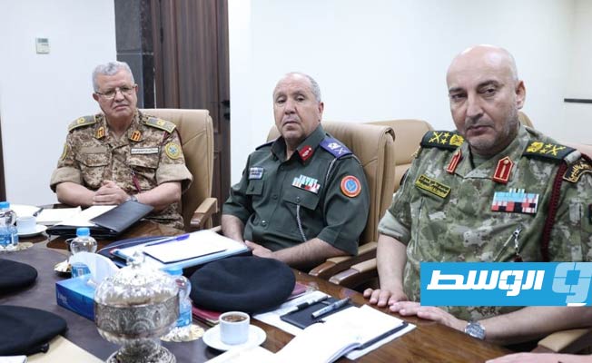 اجتماع اللافي مع الدبيبة ورؤساء الأركان النوعية بالجيش، الأحد 15 مايو 2022. (المجلس الرئاسي)