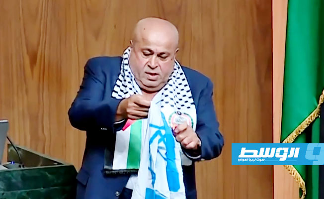 بالفيديو.. برلماني أردني يحرق علم «إسرائيل» في قاعة الجامعة العربية