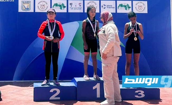لحظة تتويج البطلة الليبية رهف أحمد بالميدالية الفضية في بطولة أفريقيا للترايثلون، 20 مايو 2023. (الإنترنت)