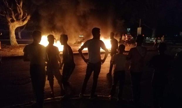 محتجون يضرمون النار في إطارات سيارت خلال تظاهرة مناهضة للحكومة الموقتة في شحات، 11 سبتمبر 2020. (الإنترنت)