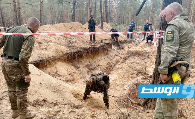دفن جثة عثر عليها مقيدة اليدين قرب مدينة إيزيوم الأوكرانية
