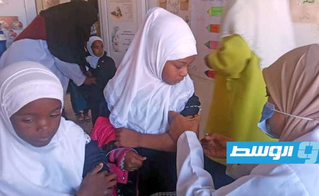 بالصور: تطعيم طلاب الصف الأول الابتدائي في تاورغاء
