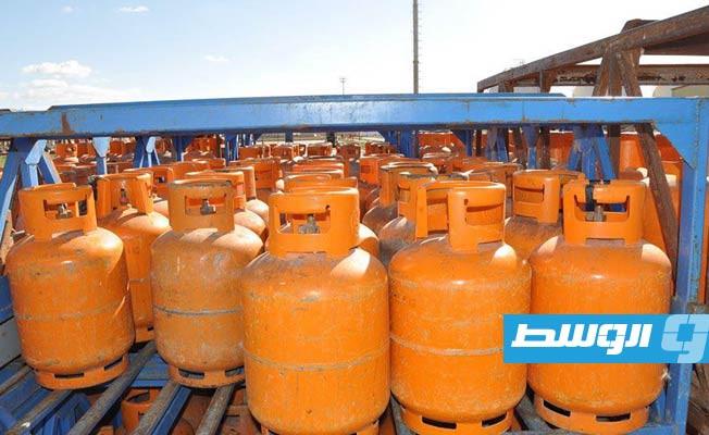 لجنة الأزمة تبدأ توزيع أسطوانات الغاز في طبرق بقيمة دينارين
