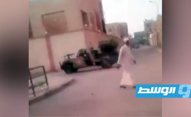 لقطة مثبتة من مقطع فيديو متداول لقوات عسكرية تحاصر مبنى محكمة سبها. (فيسبوك)
