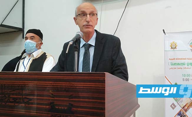 الدكتور خالد عون في أثناء كلمة الافتتاح (بوابة الوسط)