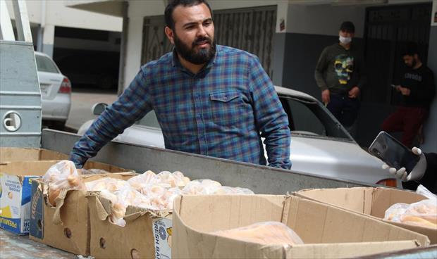 بلدية طرابلس تواصل توزيع الخبز على سكانها لحثهم على البقاء في منازلهم