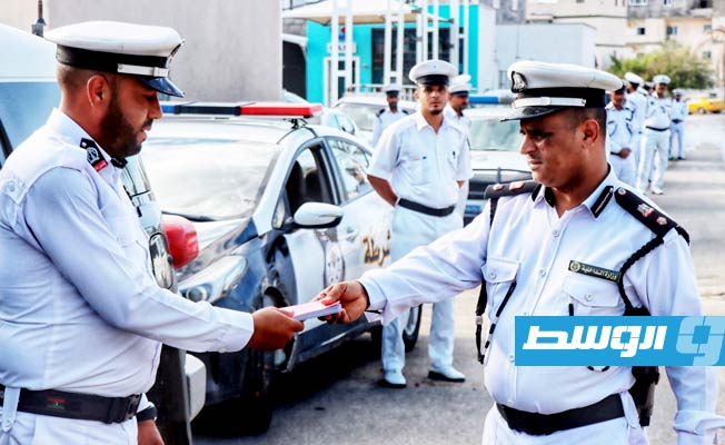 رجال المرور في طرابلس خلال حملة للتفتيش على السيارات. (مديرية أمن طرابلس)