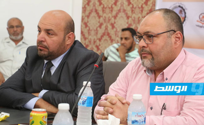 اجتماع وفد الشركة العامة للكهرباء مع المسؤولين في بلدية أوجلة. (تصوير: محمد لالي)