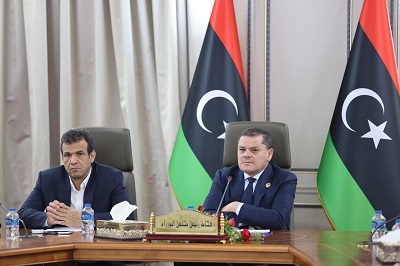 رئيس حكومة الوحدة الوطنية عبدالحميد الدبيبة ونائبه رمضان أبوجناح خلال لقاء مع أعيان الجنوب (صفحة الحكومة على فيسبوك)