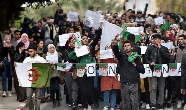 مئات الطلاب الجزائريين يتظاهرون داخل الجامعة المركزية رفضًا للـ«عهدة الخامسة»