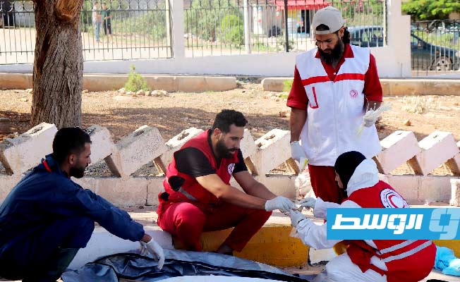متطوعو الهلال الأحمر في درنة خلال دفن رفاة 49 شخصًا كان قد جرى استخراجها من مقبرة الصحابة أثناء الفيضانات. (جمعية الهلال الأحمر في درنة)