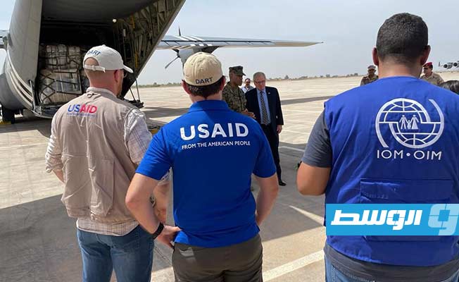 السفير ريتشارد نورلاند والجنرال مايكل لانغلي يصلان بنغازي بصحبة شحنة مساعدات إنسانية، الخميس 21 سبتمبر 2023 (السفارة الأميركية على موقع إكس)