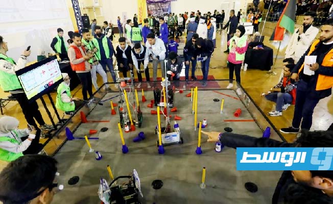 طلاب ليبيون يشاركون في مسابقة لتصنيع الروبوتات في العاصمة طرابلس، 4 مارس 2023 (أ ف ب)