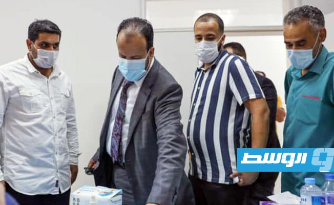 وزير الصحة يتفقد عددا من مراكز التطعيم في بنغازي