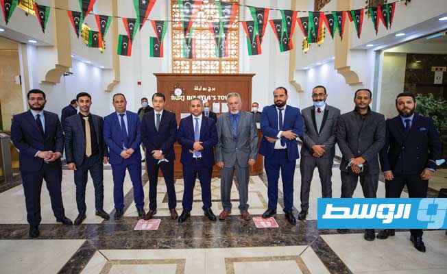 مسؤولو مؤسسة الاستثمار وشركة التضامن للاستثمار العقاري أثناء توقيع عقد بيع القاطع «C» ببرج أبوليلة في طرابلس. (المؤسسة الليبية للاستثمار)