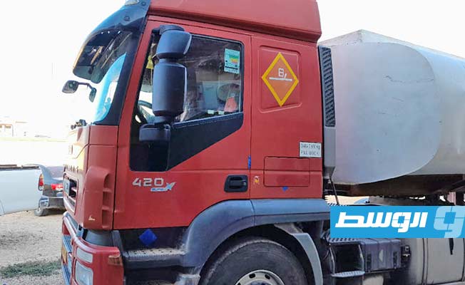 شاحنة نقل الوقود المضبوطة بمركز شرطة الجهاد في طبرق، الخميس 20 أكتوبر 2022. (مديرية أمن طبرق)