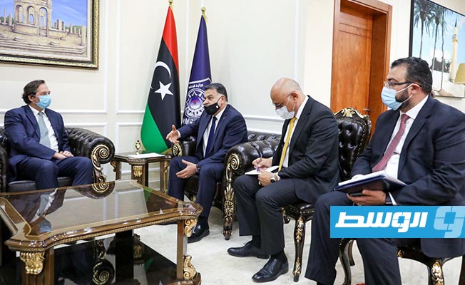 لقاء الوزير خالد مازن مع السفير البريطاني لدى ليبيا نيكولاس هوبتون والوفد المرافق له. (وزارة الداخلية)