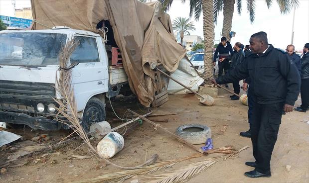 بلدية بنغازي تحذر من استخدام الأرصفة في عمليات بيع مواد البناء وسيارات الخردة