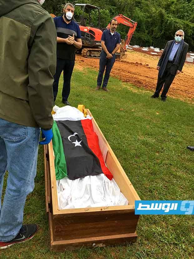 جثمان الكيب ملفوف بعلم ليبيا قبل دفنه في أحد مقابر مدينة برمنغهام الأميركية.