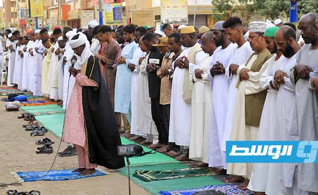 المعتصممون يؤدون صلاة عيد الأضحى في أحد شوارع العاصمة السودانية الخرطوم. 9 يوليو 2022. (أ ف ب)