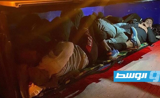 مصريون داخل صناديق شاحنة بعد ضبطهم في مصراتة. (مديرية أمن مصراتة)