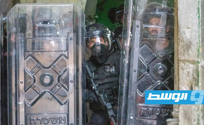جنود الاحتلال يعتدون على الفلسطينيين في باحة المسجد الأقصى, 22 إبريل 2022. (وكالة الأنباء الفلسطينية - وفا)