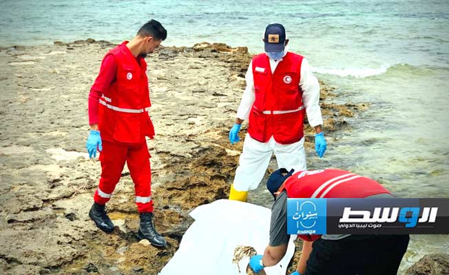 متطوعو الهلال الأحمر ينتشلون جثة من شاطئ صبراتة، 17 مايو 2024. (الهلال الأحمر فرع صبراتة)