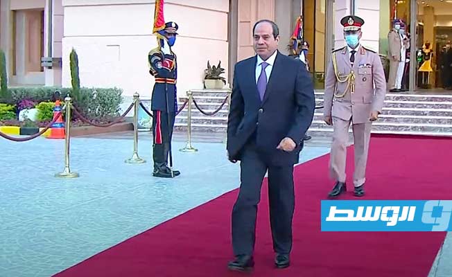 الرئيس المصري لدى توجه لاستقبال أمير قطر.