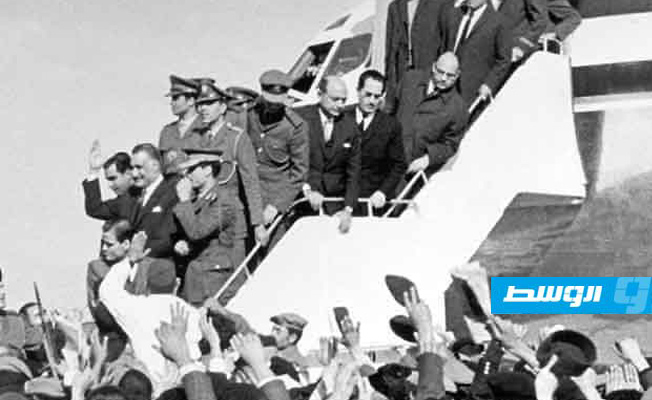 وصول الطائرة التي تقل الزعيمين جمال عبد الناصر ومعمر القذافي إلى مطار بنينا