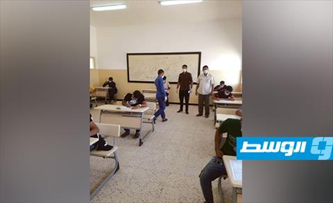 طلاب خلال أداء الامتحان في مدرسة ببلدية قمينس