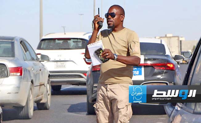 شرطي مرور ينظم حركة السير بعد تسبب حادث في تعطل الحركة، 26 مايو 2024. (مديرية أمن طرابلس)