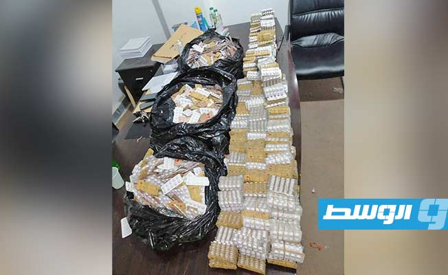 أقراص الترامادول المضبوطة بحوزة المتهمين. (وزارة الداخلية)