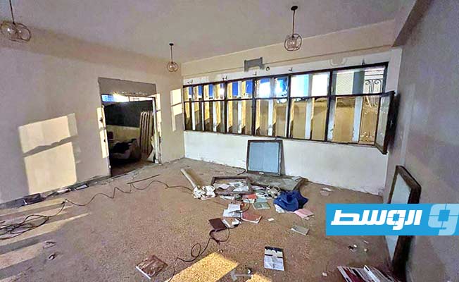 إخلاء المبنى التابع لمديرية أمن بنغازي من قبل البحث الجنائي. (الإدارة العامة للبحث الجنائي)