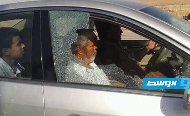 زجاج سيارة مهشم جراء اعتداءات التونسيين على المواطنين الليبيين بعد فتح معبر رأس إجدير. (الإنترنت)