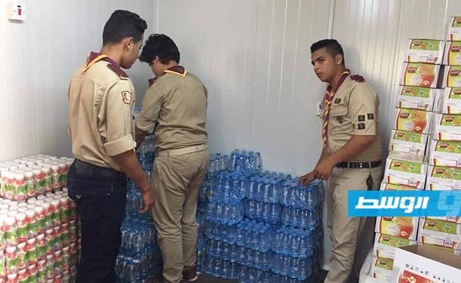فوج الكشافة والمرشدات مصراتة يقوم بتوزيع المواد الغذائية علي المسافرين