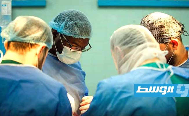 من غرفة عمليات خلال إجراء جراحة تركيب مفصل في مستشفى ابن سينا التعليمي بسرت، 10 يونيو 2023. (بوابة الوسط)