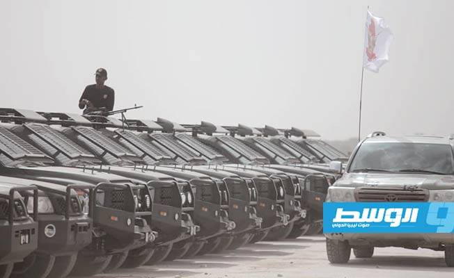 الأليات المشاركة في الاستعراض العسكري لـ«اللواء 128 معزز» التابع للقيادة العامة بمنطقة الجفرة. (صفحة الكتيبة 128 مشاة على فيسبوك)