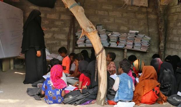 اطلب العلم ولو في الحرب.. يمنية تحول بيتها لمدرسة